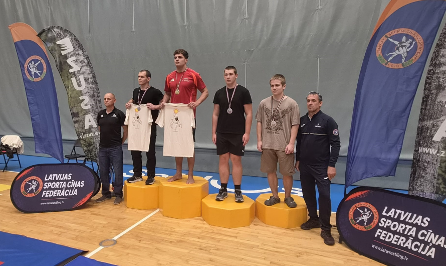 Mūsu cīkstoņi Latvijas atklātajā čempionātā pludmales cīņā